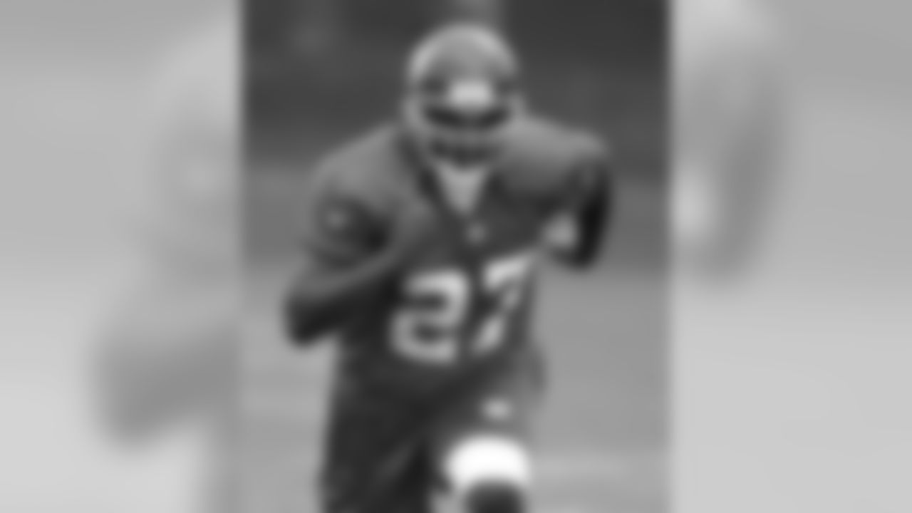 New York Giants rookie running back Ron Dayne runs through drills during training camp, Saturday, July 22, 2000, in Albany, N.Y. Dayne, the 1999 Heisman Trophy winner was the Giants first round draft pick this year.(AP Photo/Dave Oxford)