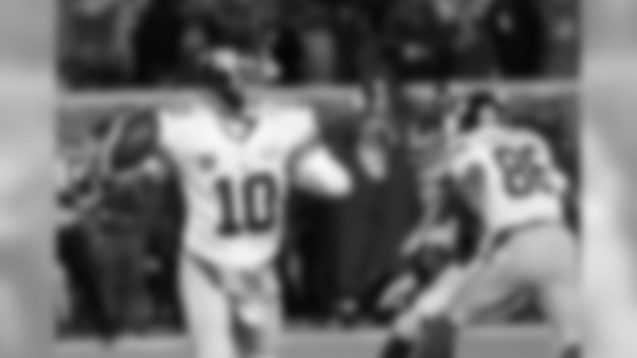 New York Giants quarterback Eli Manning (10) looks to pass during the first half of an NFL football game against the Minnesota Vikings, Sunday, Dec. 27, 2015, in Minneapolis. (AP Photo/Andy Clayton-King)