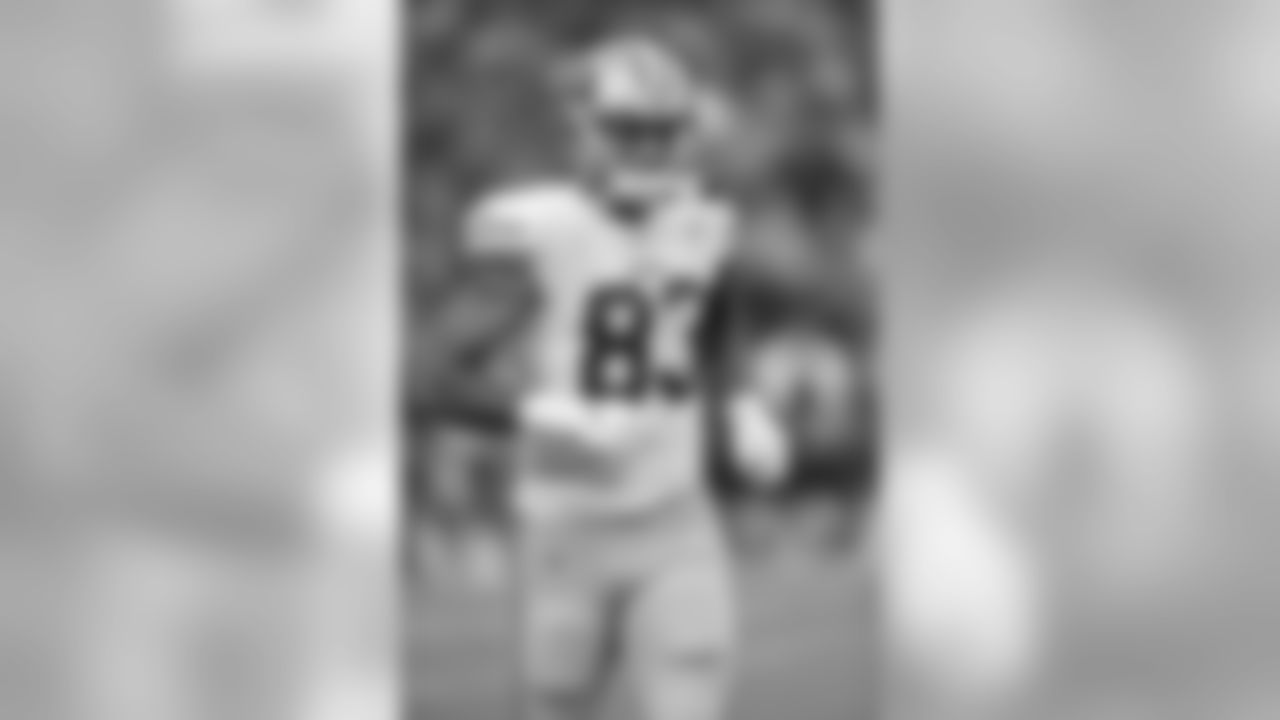 San Francisco 49ers tight end Levine Toilolo runs onto the field against the Kansas City Chiefs during a NFL preseason football game, Saturday, Aug. 24, 2019, in Kansas City, Mo. The 49ers defeated the Chiefs 27-17. (G. Newman Lowrance via AP)