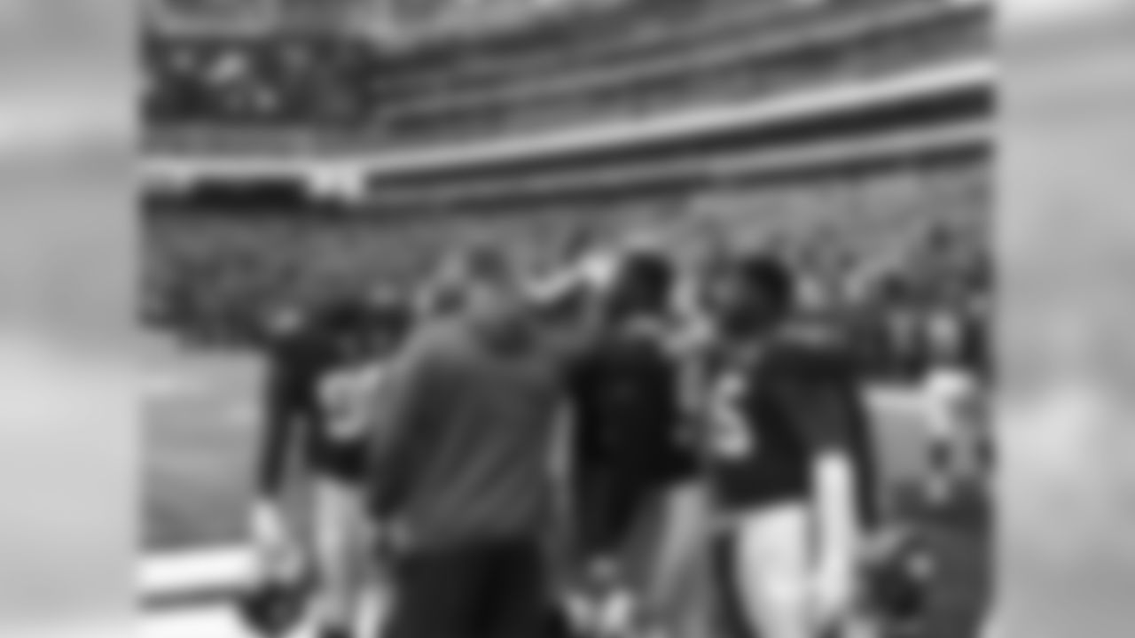 Looking to respond after last week's performance and end the four-game losing streak, the defense huddles before kickoff at MetLife Stadium. >>VIEW GIANTS VS. 49ERS PREGAME PHOTOS