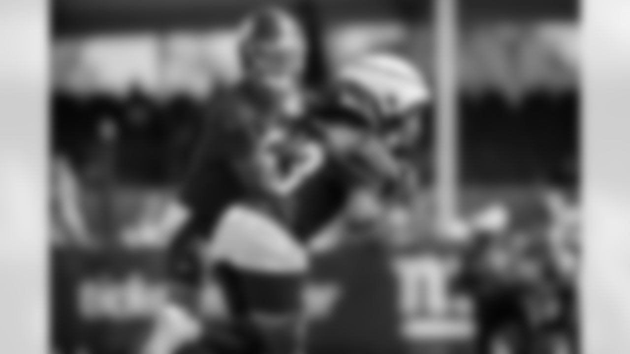 QB Tommy DeVito (5), RB Gary Brightwell (23)