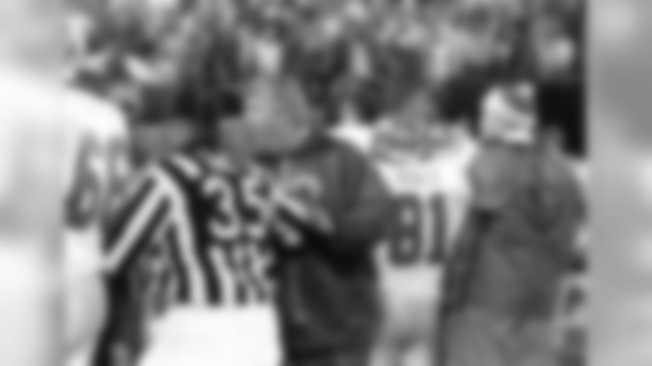 New York Giants head coach Bill Parcells voices his displeasure to head linesman Leo Miles after a controversial Philadelphia Eagles touchdown in overtime to give the Eagles a 23-17 win at Giants Stadium, East Rutherford, N.J., Nov. 20, 1988. (AP Photo/Ray Stubblebine)