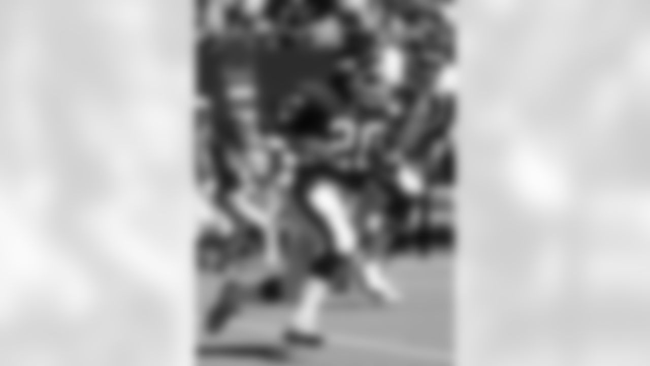 New York Giants running back Joe Morris (20) runs the ball during the NFL football game against the San Diego Chargers on September 9, 1986 in East Rutherford, New Jersey. The Giants won the game 20-7. (AP Photo/Paul Spinelli)