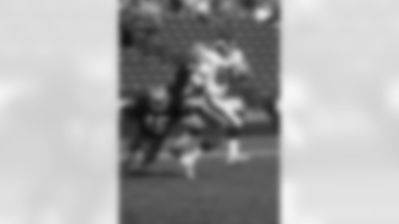 New York Giants wide receiver Floyd Eddings (88) evades tacklers during the NFL football game between the New York Giants and the Los Angeles Raiders in Los Angeles, California on November 27, 1983. The Raiders won the game 27-12. (AP Photo/Paul Spinelli)