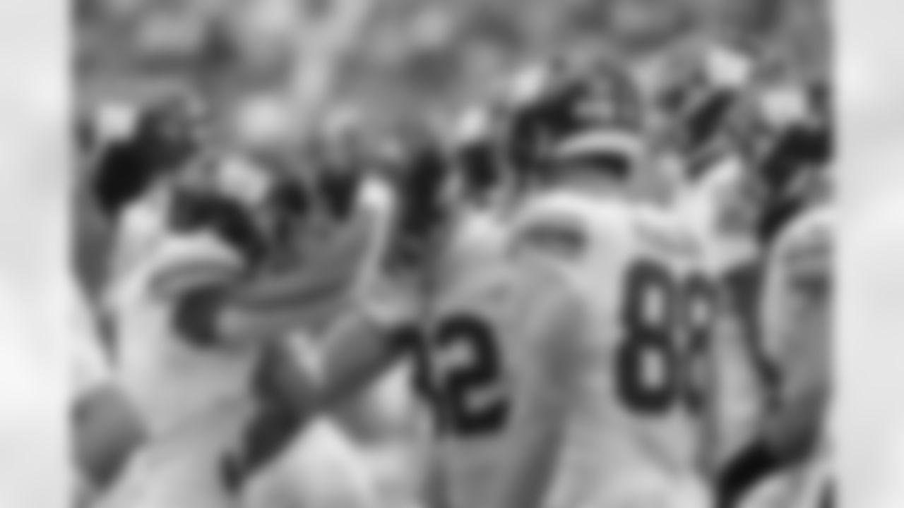 New York Giants running back Matt Breida (31) and New York Giants tight end Daniel Bellinger (82) during a NFL football game against the Green Bay Packers, Sunday October 9, 2022 in Tottenham Hotspur Stadium
Credit Evan/New York Giants