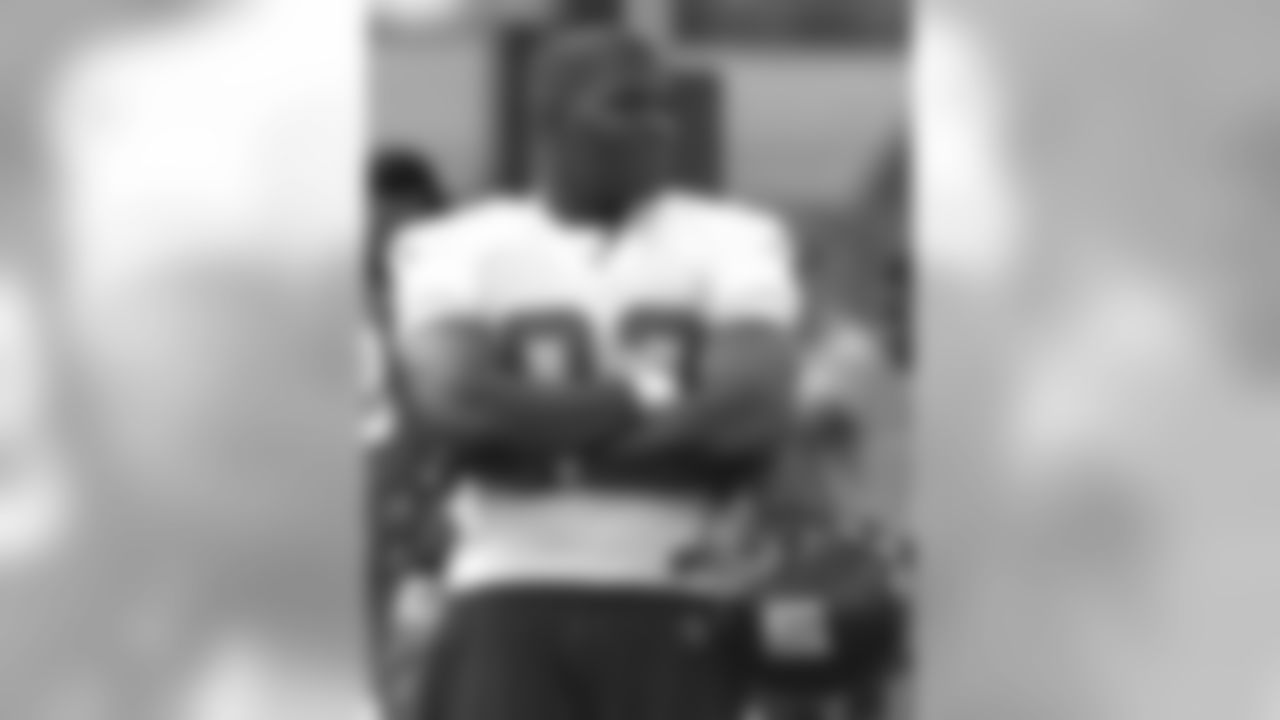 New York Giants defensive end Michael Strahan takes a break during training camp drills, Sunday, July 23, 2000 in Albany, N.Y. (AP Photo/Dave Oxford)