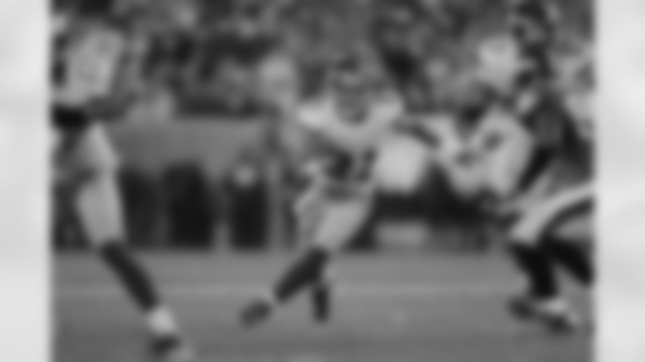 7 (Tied) Tiki Barber 2002, Rushing Touchdowns: 11