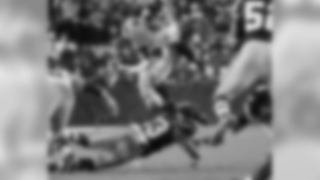 RB Ahmad Bradshaw hurdles a Redskins defender.