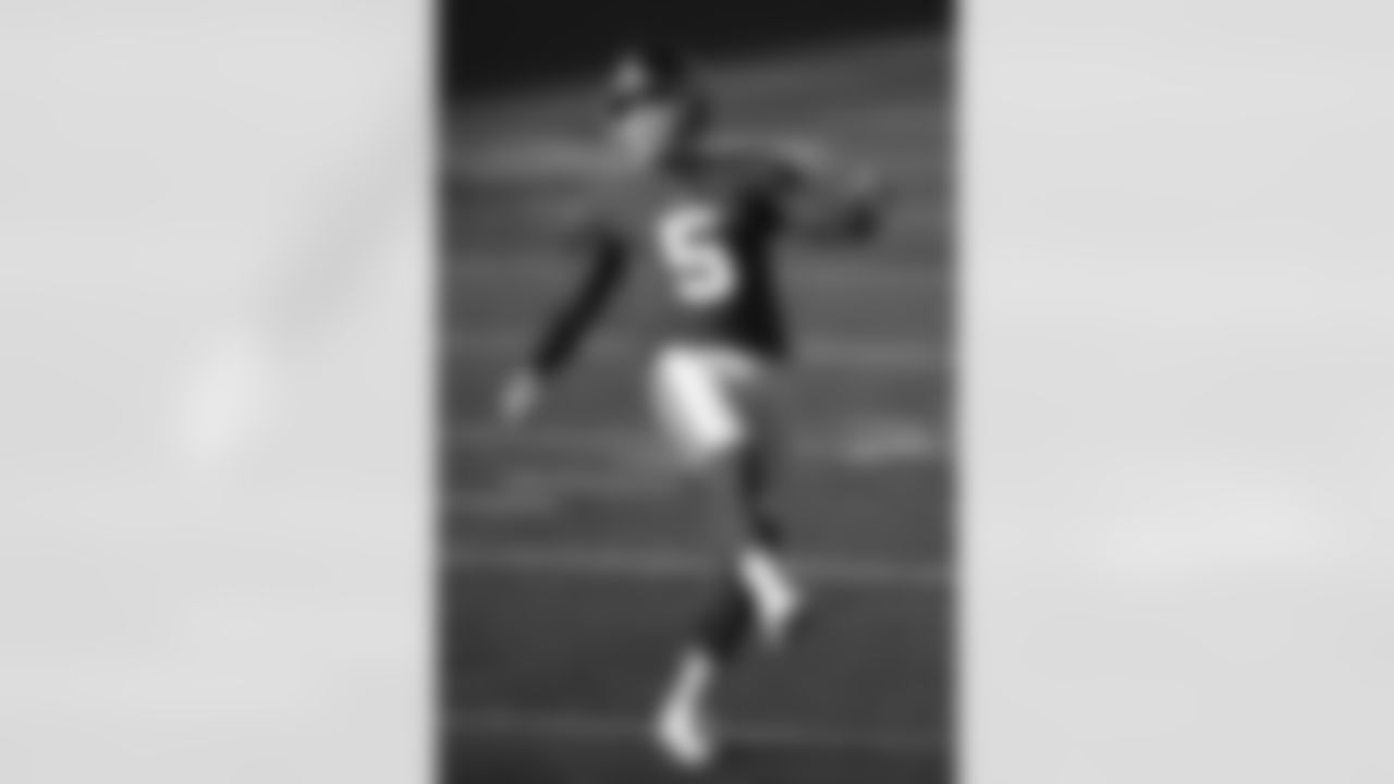 New York Giants kicker Graham Gano (5) warms up prior to an NFL football game against the Cincinnati Bengals, Sunday, Nov. 29, 2020, in Cincinnati. (AP Photo/Emilee Chinn)