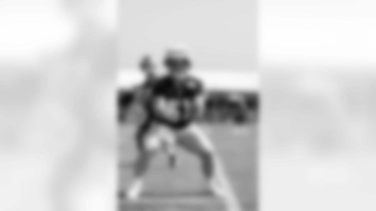 C John Michael Schmitz Jr. (61), QB Daniel Jones (8)