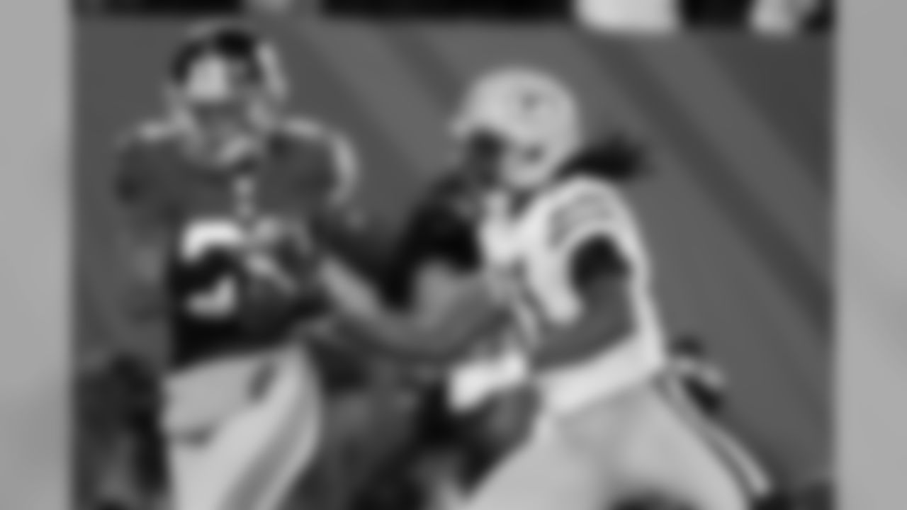 New York Giants wide receiver Rueben Randle (82) catches a pass for a touchdown in front of Green Bay Packers' Davon House during the first half of an NFL football game