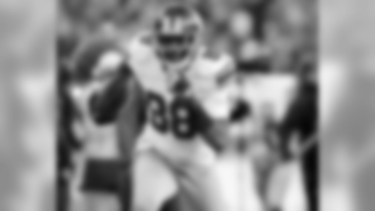 WR Hakeem Nicks is off to the races and scores on a touchdown pass from QB Eli Manning.