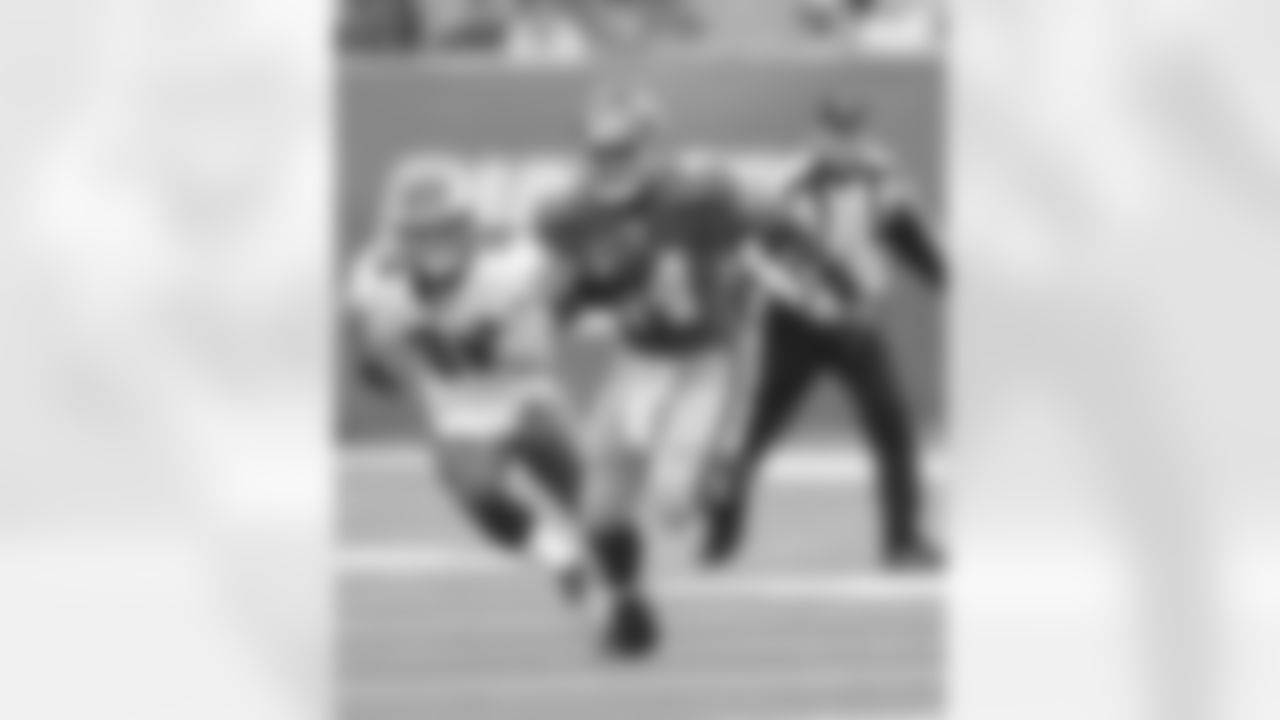 New York Giants running back Ahmad Bradshaw (44) breaks away against the Philadelphia Eagles in a week 15 NFL football game at the New Meadowlands Stadium in East Rutherford, New Jersey on Sunday December 19, 2010 (AP Photo/Evan Pinkus)