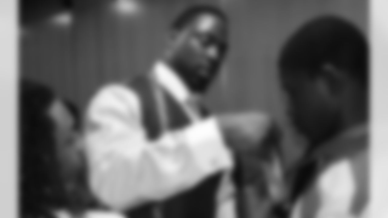 Justin Tuck shows Newark High School students how to tie a tie at the 'Tied to Greatness' mentoring event.