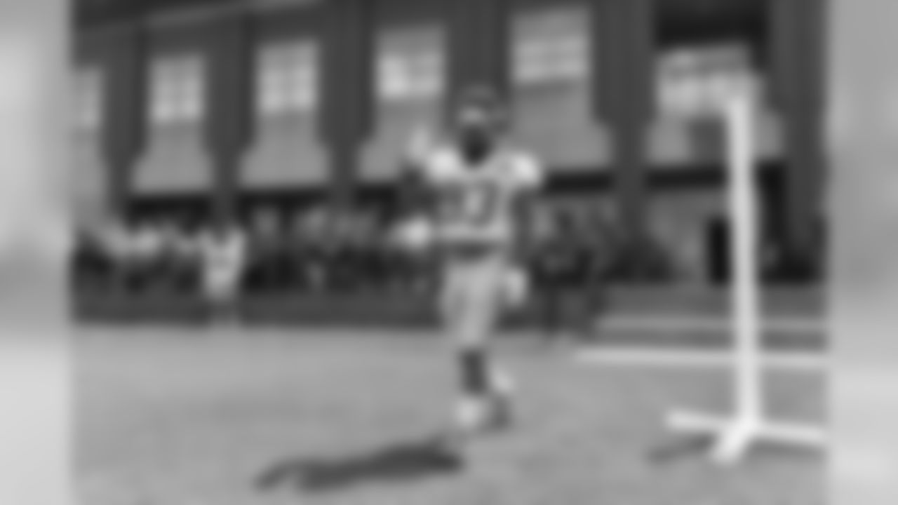 B.J. Goodson gets ready for practice