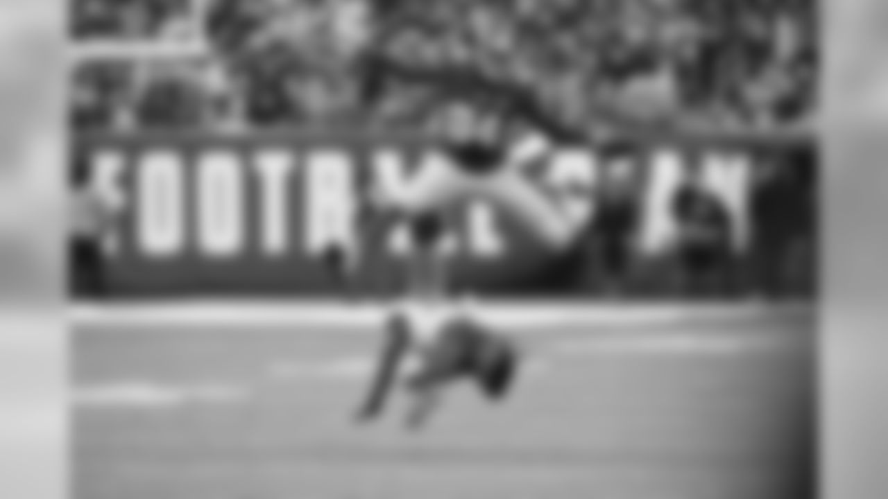 Tight end Larry Donnell leaps over a defender for a 10-yard gain. >>WATCH LARRY DONNELL LEAPFROG DEFENDER