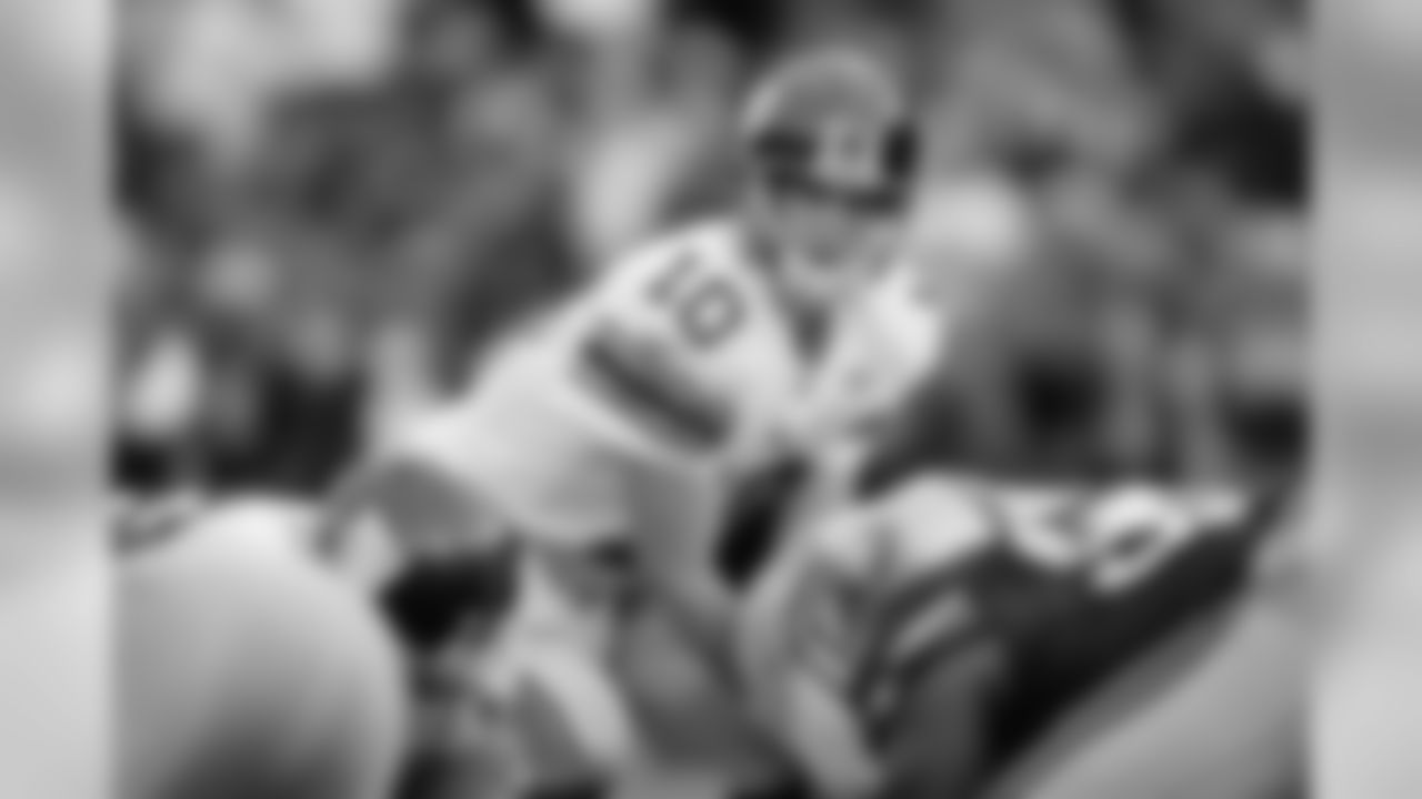 New York Giants quarterback Eli Manning (10) calls a play during an NFL game against the San Francisco 49ers, Nov. 6, 2005 in San Francisco. (AP Photo/Greg Trott)