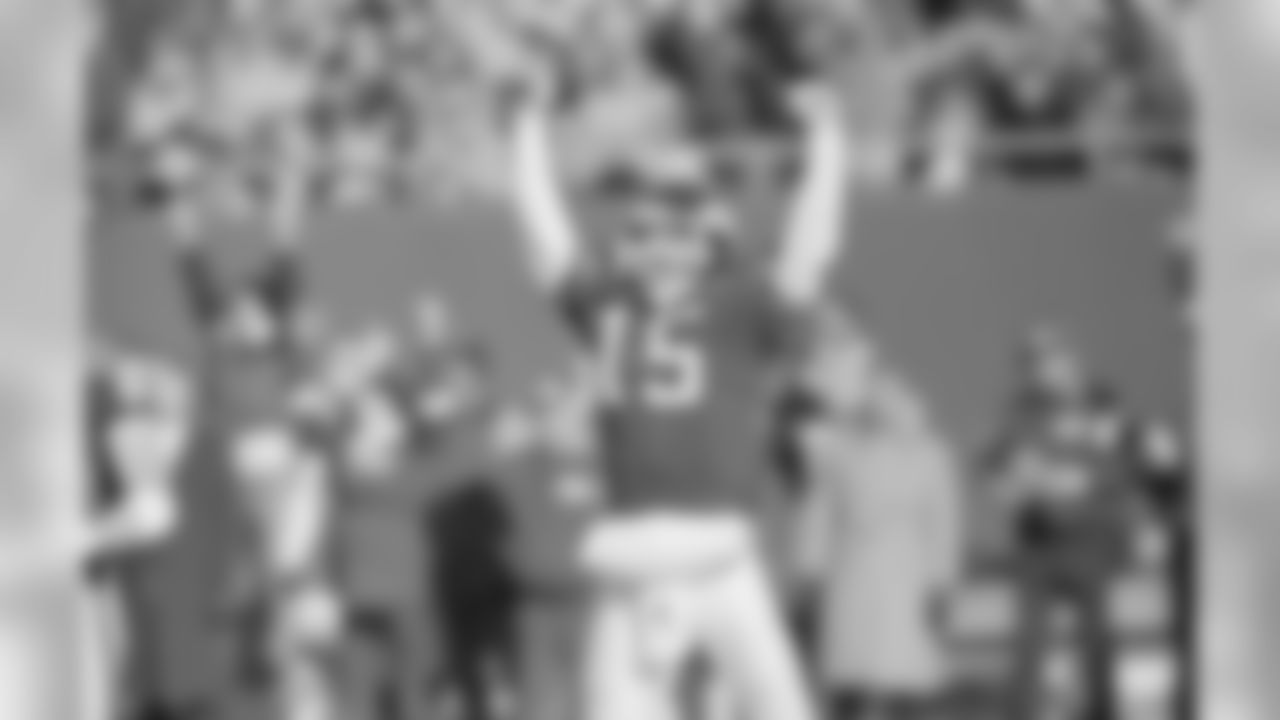 New York Giants' quarterback Jeff Hostetler celebrates after throwing a first quarter touchdown pass to wide receiver Stephen Baker. Hostetler later ran for a touchdown in the third quarter against the Chicago Bears at Giants Stadium in East Rutherford, New Jersey, Sunday, Jan. 13, 1991. (AP Photo/Mark Lennihan)