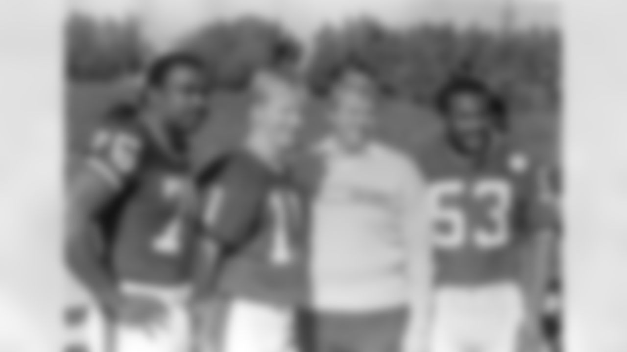 New York Giants head coach Bill Parcells, second from right, and quarterback Phil Simms (11) pose for photographers with defensive end George Martin (75) and linebacker Harry Carson at Super Bowl XXI picture day, Jan. 20, 1987, in Costa Mesa, Calif. (AP Photo/Ed Andriesky)