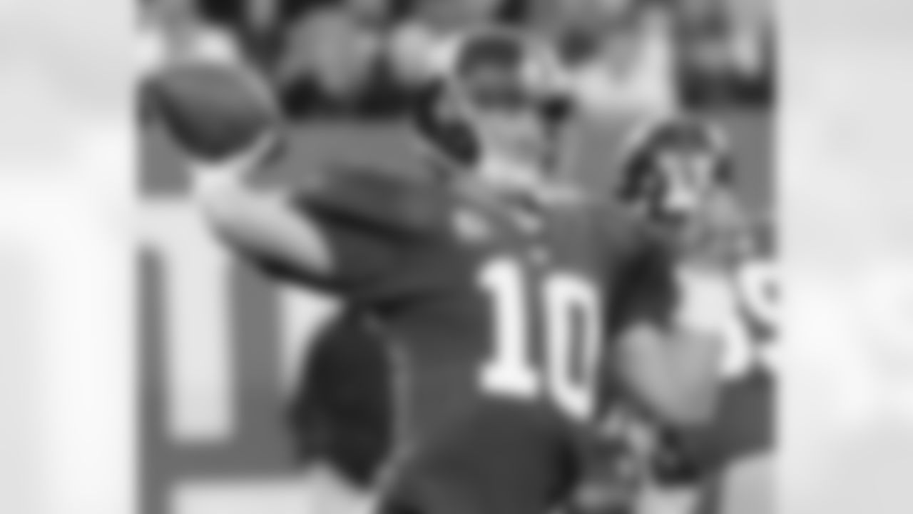 QB Eli Manning throws over the middle for a huge pick up.