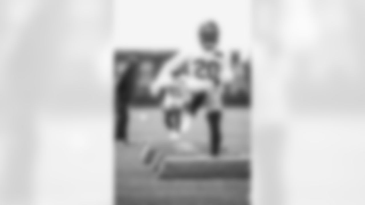 CB Julian Love (20)