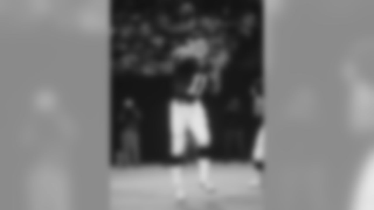 QB Phil Simms, 1979, 7th overall, Morehead St.Career (1979-1993): Simms was George Young's first draft choice in 1979 and he played his entire 15-year with the Giants. He overcame a series of injuries early in his career to become the most productive quarterback in team history. Before Eli Manning, Simms held the Giants career records for pass attempts (4,647), completions (2,576), yards (33,462) and touchdowns (199). He was 95-64 (.597) as a regular season starter and 6-4 in the playoffs. But Simms is best remembered for his almost flawless performance in leading the Giants to victory in Super Bowl XXI. He completed 22 of 25 passes – including all 10 of his throws in the second half – for 268 yards, three touchdowns and no interceptions in a 39-20 rout of the Denver Broncos. In one of the easiest votes in history, he was selected the game's Most Valuable Player.