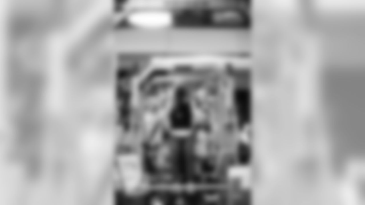 E_19_04015_PlayerWorkoutsOffense007