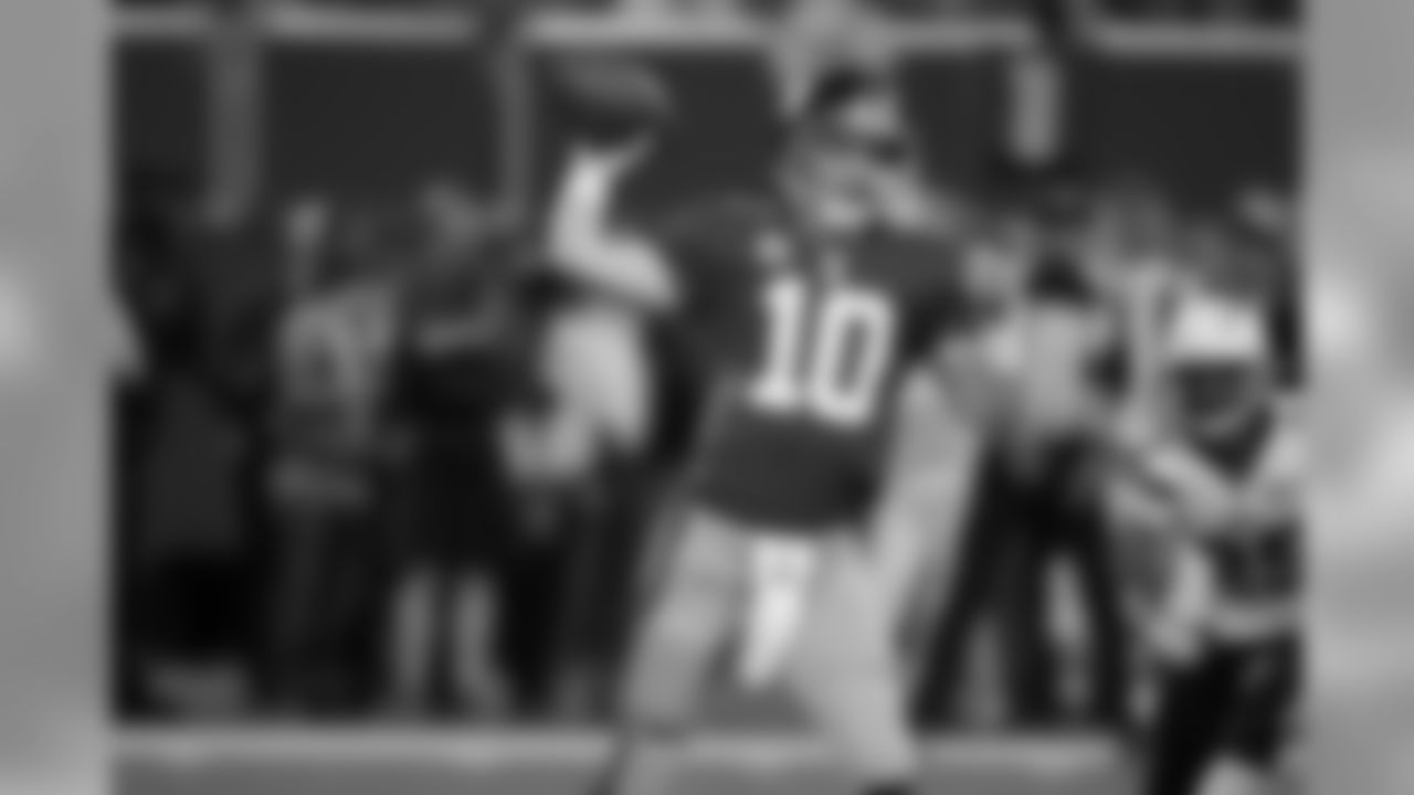 New York Giants Eli Manning #10 in action against the San Diego Chargers during an NFL football game, Sunday, Nov. 8, 2009 in East Rutherford, N.J. (AP Photo/Seth Wenig)
