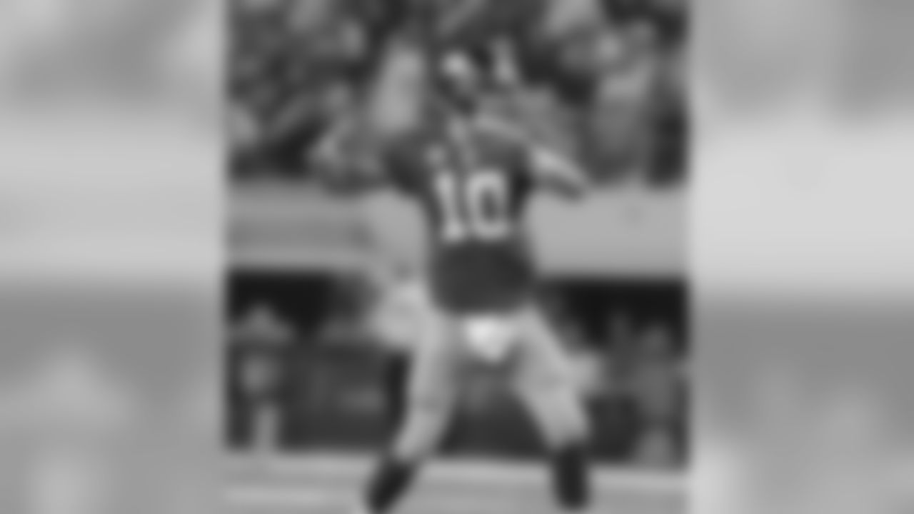 New York Giants quarterback Eli Manning (10) throws during an NFL football game against the Dallas Cowboys Monday, Oct. 25, 2010, in Arlington, Texas. (AP Photo/LM Otero)