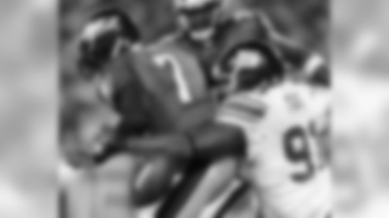 DE Justin Tuck sacks Eagles QB Michael Vick and causes a fumble.