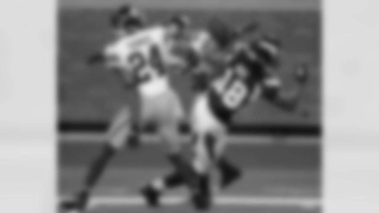 CB Terrell Thomas and Safety Antrel Rolle break up a pass.
