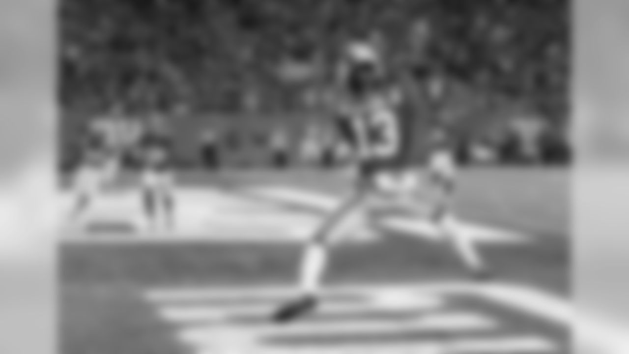New York Giants wide receiver Odell Beckham Jr. (13) makes a touchdown catch against the Cincinnati Bengals during the second quarter of an NFL football game, Monday, Nov. 14, 2016, in East Rutherford, N.J. (AP Photo/Bill Kostroun)