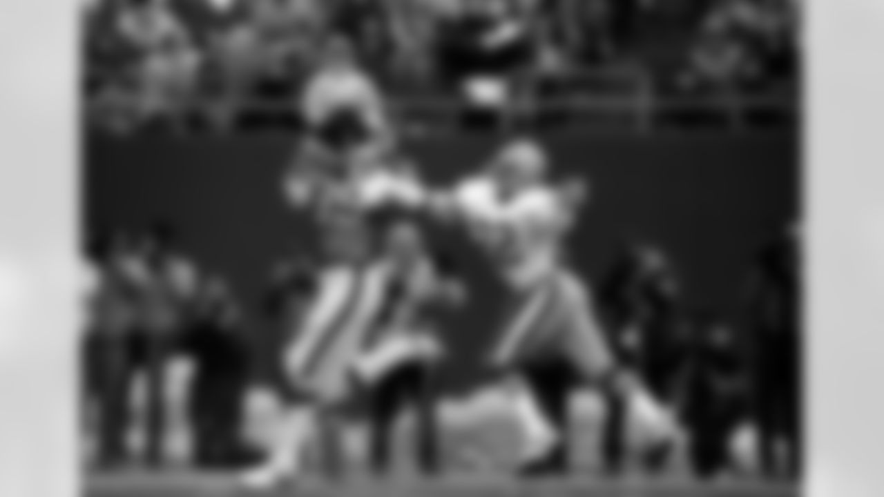 New York Giants Mark Bavaro hauls in a 24-yard pass from quarterback Phil Simms for a first quarter touchdown at San Francisco 49ers Tim McKyer defends in an NFL playoff game at Giants Stadium in East Rutherford, Jan. 5, 1987. The Giants went on to win 49-3. (AP Photo/Ray Stubblebine)