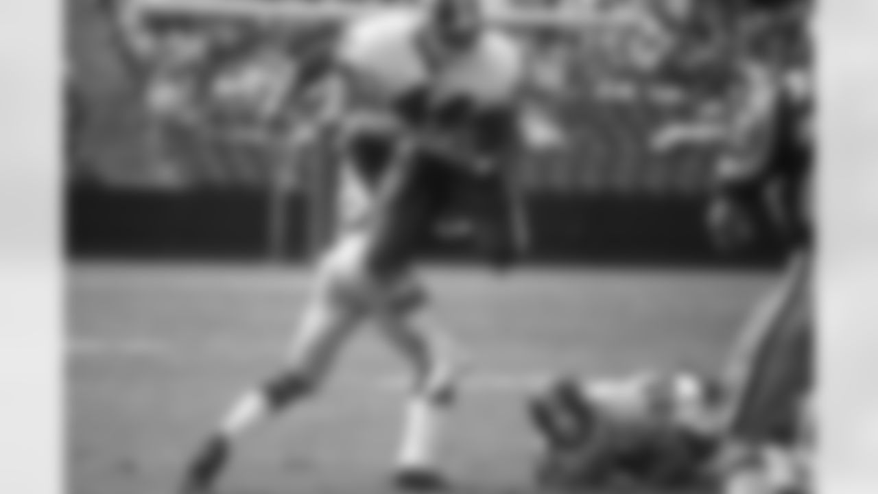 New York Giants running back Doug Kotar (44) leaps as he runs upfield during an NFL game against the Los Angeles Rams at the Los Angeles Coliseum on September 26, 1976. The Rams defeated the Giants 24-10. (Peter Read Miller via AP)