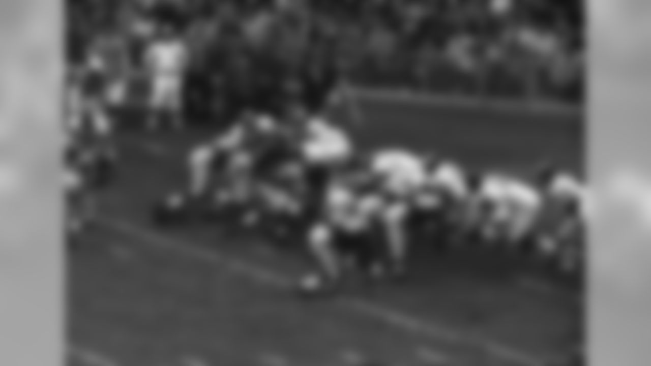 New York Giants quarterback Y.A. Tittle (14) turns to hand football off to fullback Alex Webster (29) who goes for touchdown. Action took place in second quarter of game against the Philadelphia Eagles at New York?s Yankee Stadium on Nov. 10, 1963. (AP Photo)