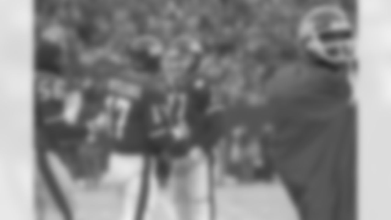 Phil Simms, the New York Giants quarterback, right, is congregated by teammate Jeff Rutledge on the sideline during Sunday's NFL playoff game against the San Francisco 49ers. Simms led the Giant?s to a 49-3 win shown Jan. 4, 1987 in East Rutherford, N.J. (AP Photo/David Fields)