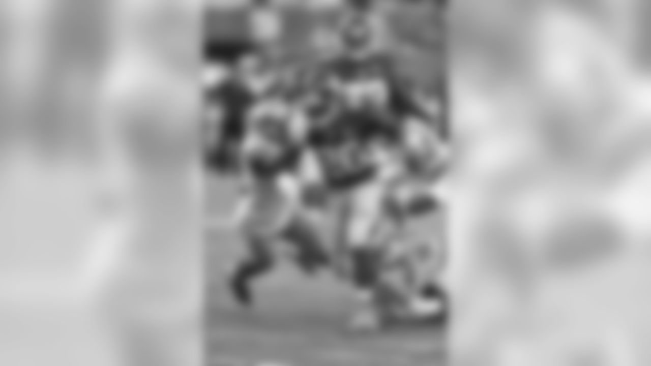 RB ORLEANS DARKWA
With no carries this season heading into Sunday, Darkwa sparked the Giants' ground game with eight carries for 48 yards, including a 15-yard touchdown run in the second quarter. The Giants rushed for a season-high 132 yards.