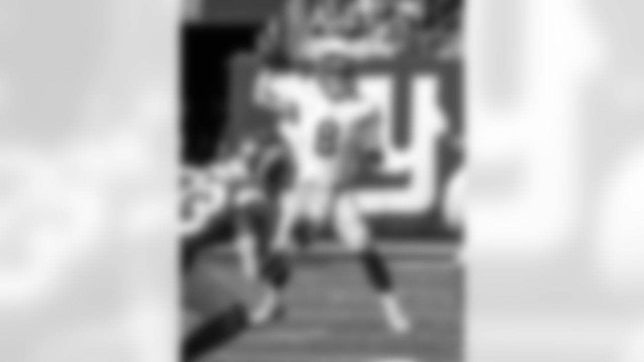 New York Giants quarterback Daniel Jones (8) during a week 6 football game against the Los Angeles Rams on Sunday October 17th, 2021 in East Rutherford, New Jersey