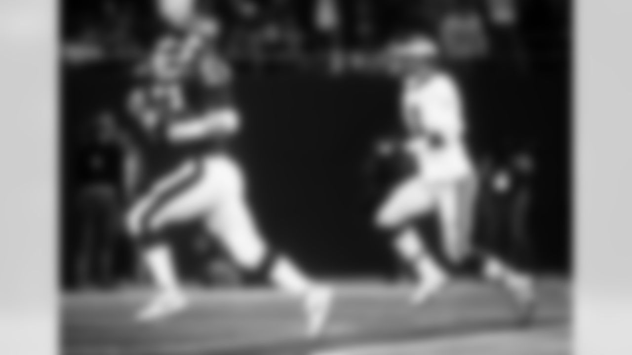 New York Giants linebacker Harry Carson (53) catches a touchdown pass on a fake field goal during the NFL football game against the Philadelphia Eagles on October 12, 1986 in East Rutherford, New Jersey. The Giants won the game 35-3. (AP Photo/Paul Spinelli)