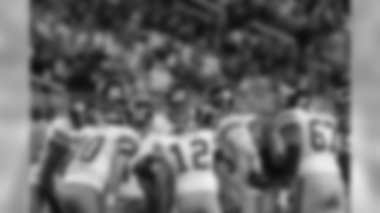 The New York Giants huddle during the second quarter of an NFL football game against the Minnesota Vikings at Ford Field in Detroit, Monday, Dec. 13, 2010. (AP Photo/Carlos Osorio)