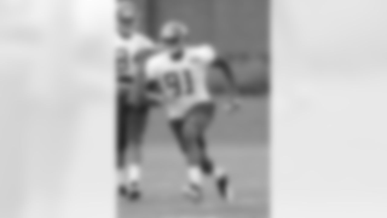 TE Adrien Robinson goes through a drill at rookie minicamp.