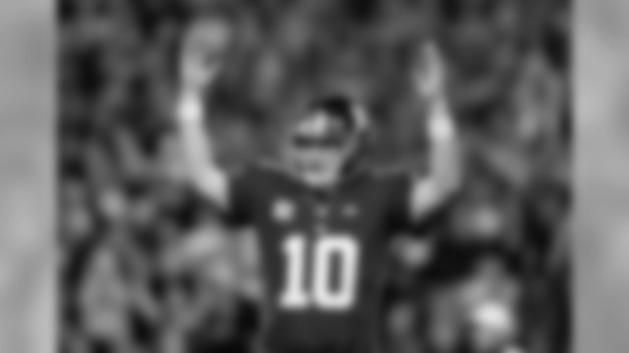 New York Giants quarterback Eli Manning (10) celebrates during an NFL football game against the New England Patriots on Sunday, Nov. 15, 2015 in East Rutherford, N.J. (Aaron M. Sprecher via AP)
