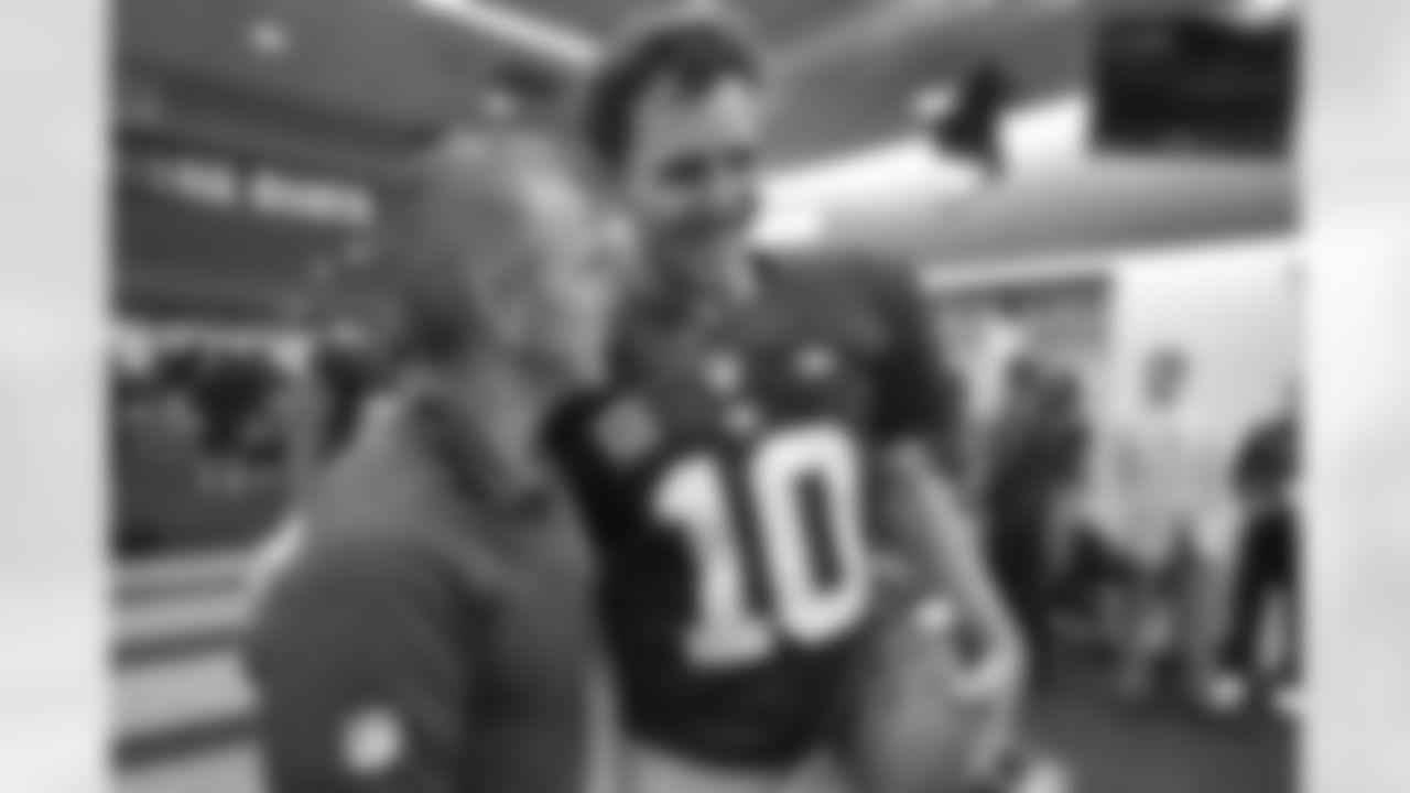 New York Giants defensive coordinator Steve Spagnuolo talks with quarterback Eli Manning (10) following a week 5 NBC Sunday Night NFL football game against the San Francisco 49erson October 11, 2015 at Met Life Stadium in East Rutherford, New Jersey (Evan Pinkus via AP)