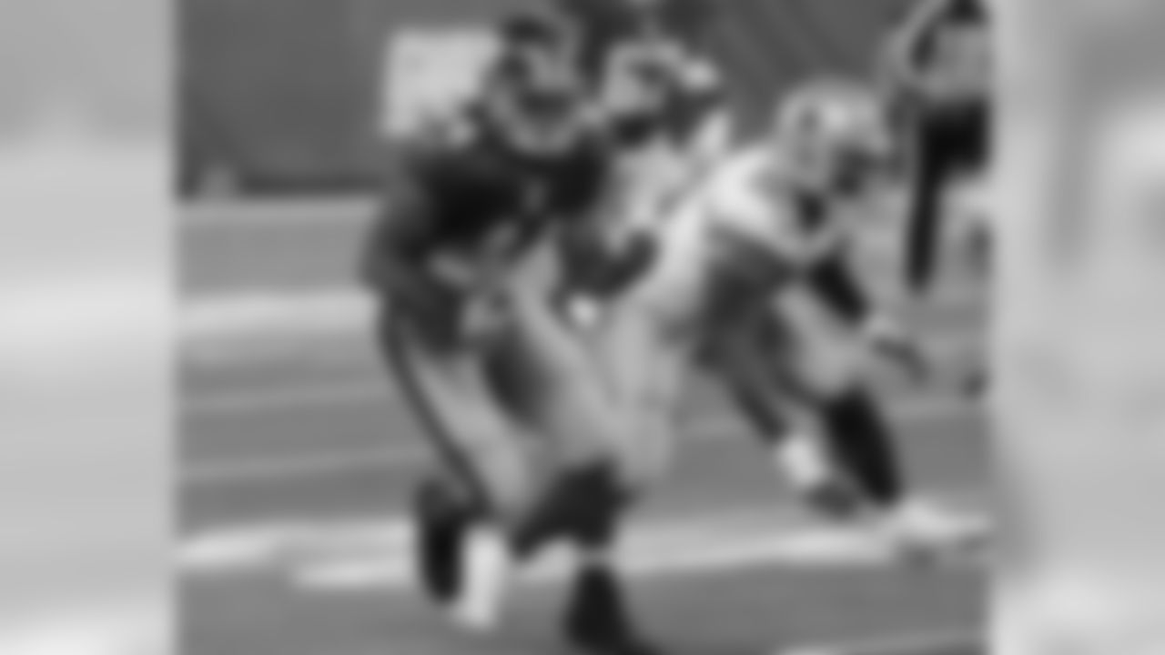 RB Ahmad Bradshaw eludes a couple of Cowboys defenders.