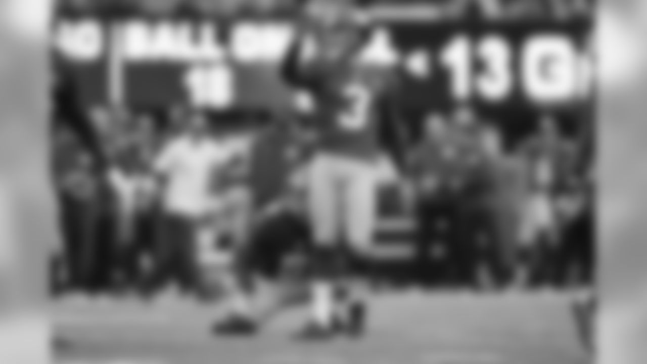 Giants kicker Josh Brown hits a 38-yard field goal to cap a 60-yard drive.