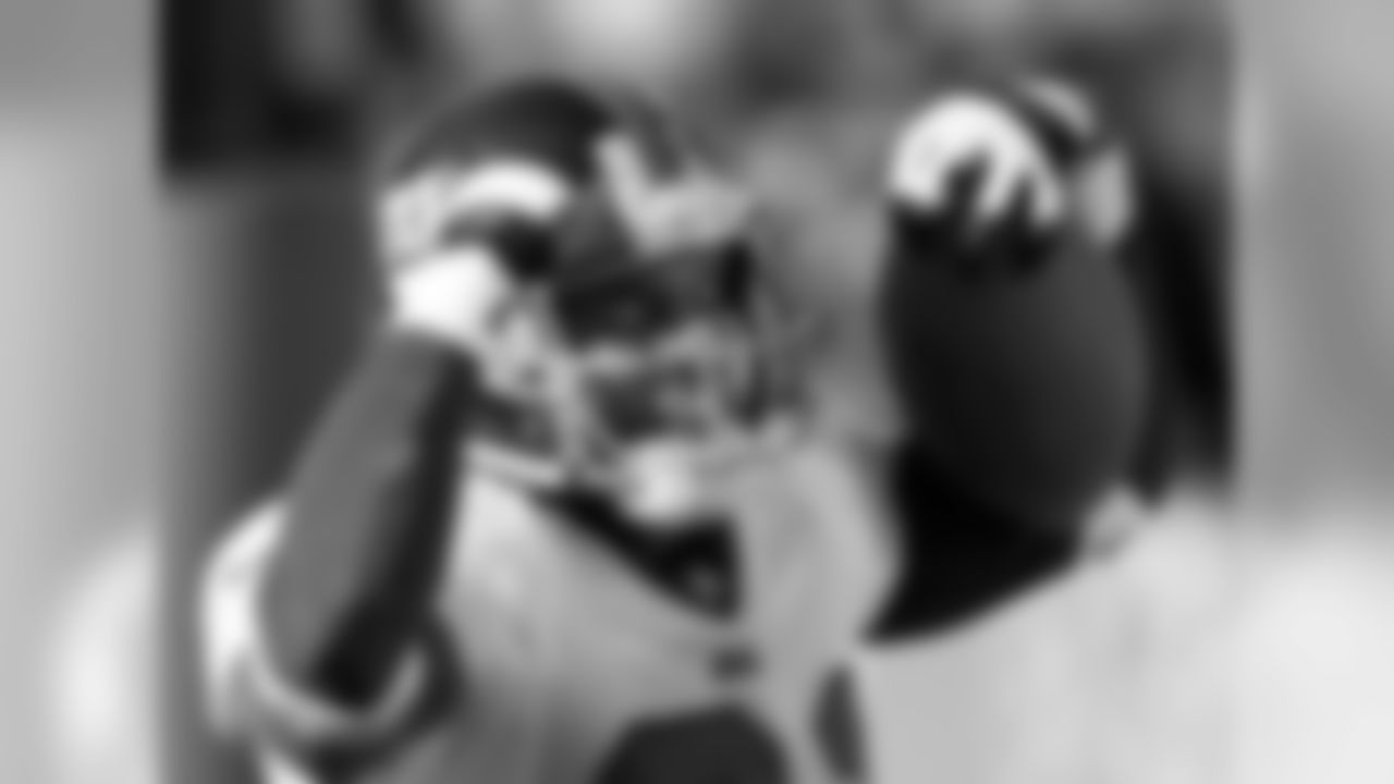 New York Giants wide receiver Amani Toomer celebrates after catching a 17 yard touchdown pass against the Cleveland Browns in the third quarter Sunday, Nov. 5, 2000, in Cleveland.