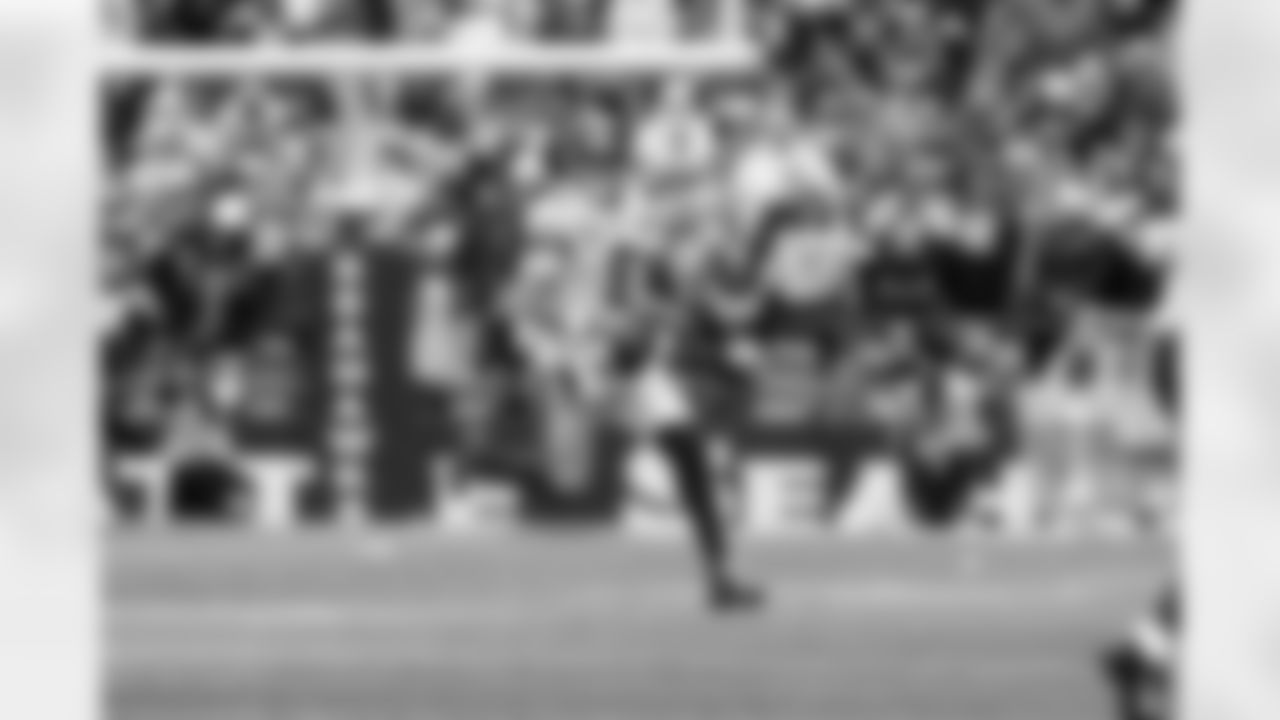 Daniel Jones (8)