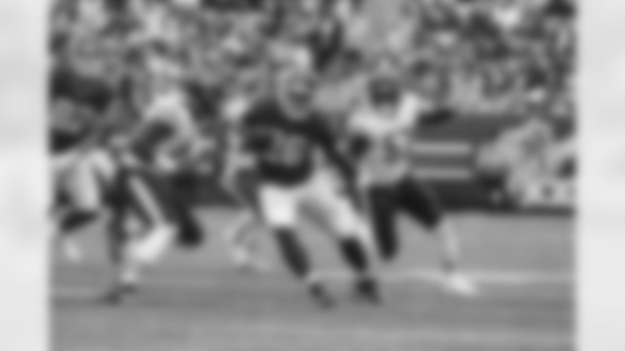 RB Saquon Barkley rushed for 146 yards on 31 carries (4.7 avg.) and added two receptions for 16 yards. Barkley leads the NFL in total yards from scrimmage.