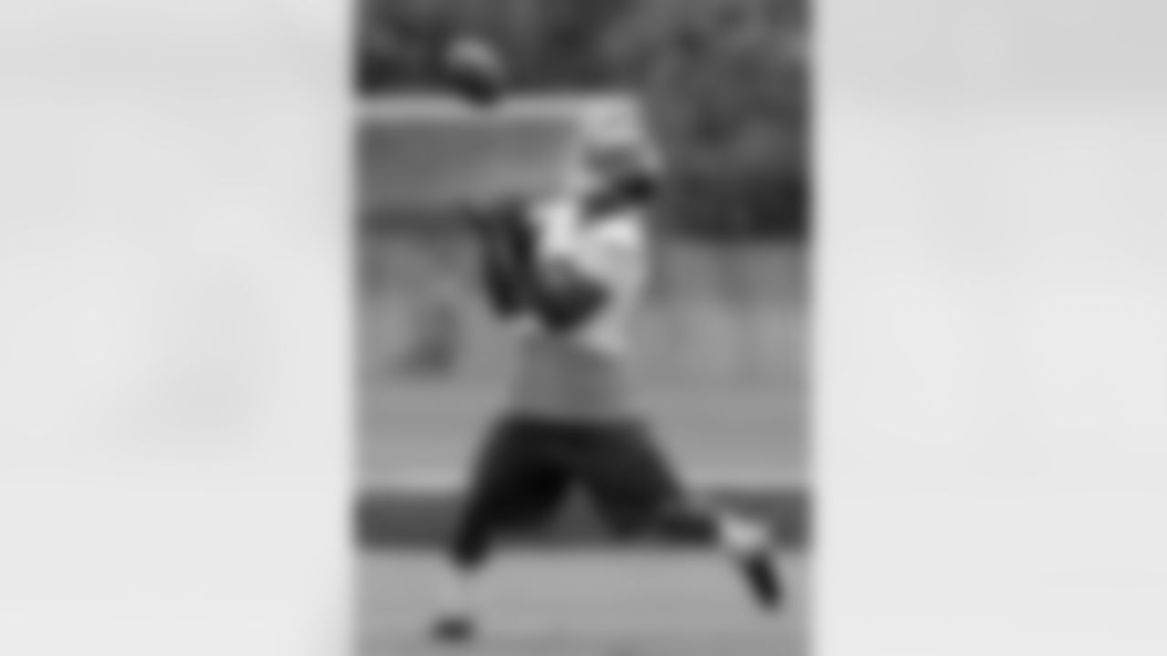 New York Giants wide receiver Victor Cruz (80) braces to return a kick during NFL football training camp in Albany, N.Y.