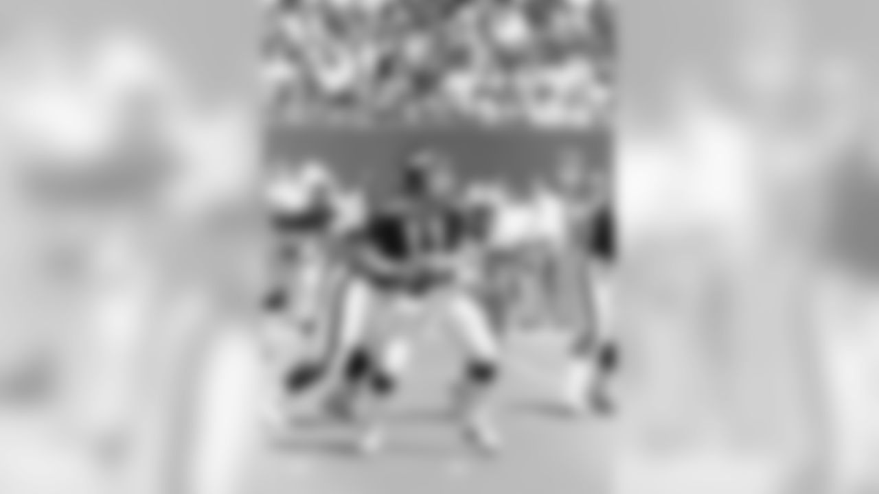 Tampa Bay Buccaneers Eric Curry (75) pressures New York Giants quarterback Phil Simms (11) during the first quarter of their match up at Giants Stadium, Sept. 12, 1993. (AP Photo/Mark Lennihan)